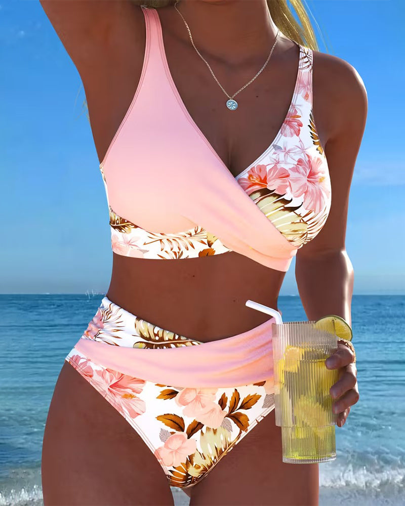 Bikini met contrasterend bloemenmotief en split